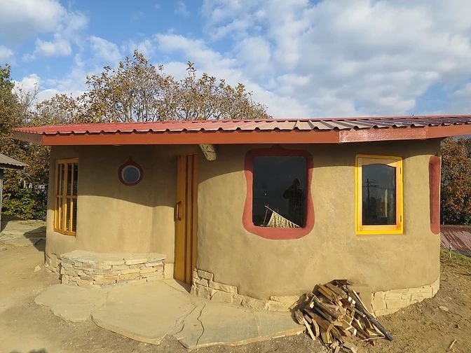 Natural building workshop with community members